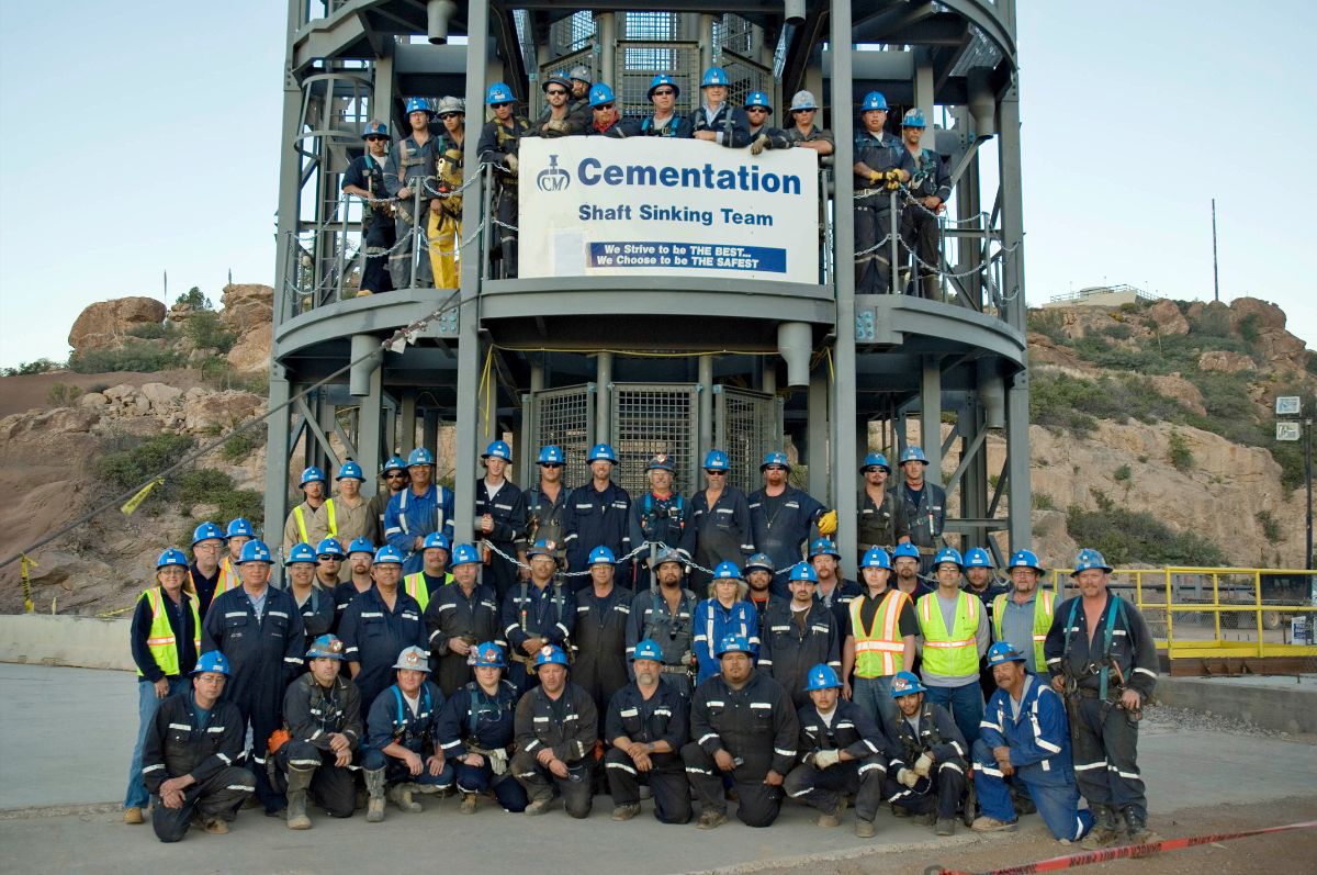 Foto de grupo grande de mineros en la mina Shaft Sinking