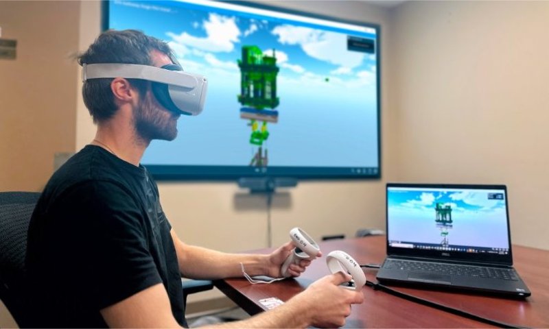 Un hombre utiliza un casco de realidad virtual para la ingeniería de minas